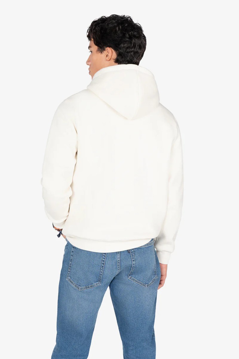  Sudadera de corte clásico con inspiración universitaria, jersey suave y acabado en canalé en puños, cuello y bajo. 