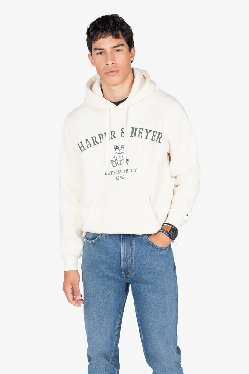 Sudadera de corte clásico con inspiración universitaria, jersey suave y acabado en canalé en puños, cuello y bajo.
