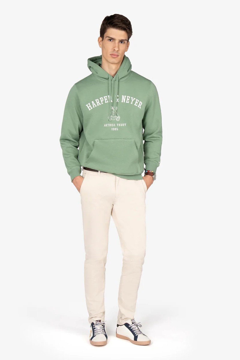 Sudadera de algodón con inspiración universitaria, detalles en canalé y logotipo discreto para un toque casual con clase.