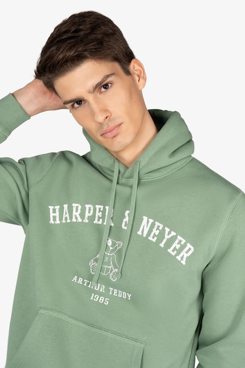  Sudadera de algodón con inspiración universitaria, detalles en canalé y logotipo discreto para un toque casual con clase. 