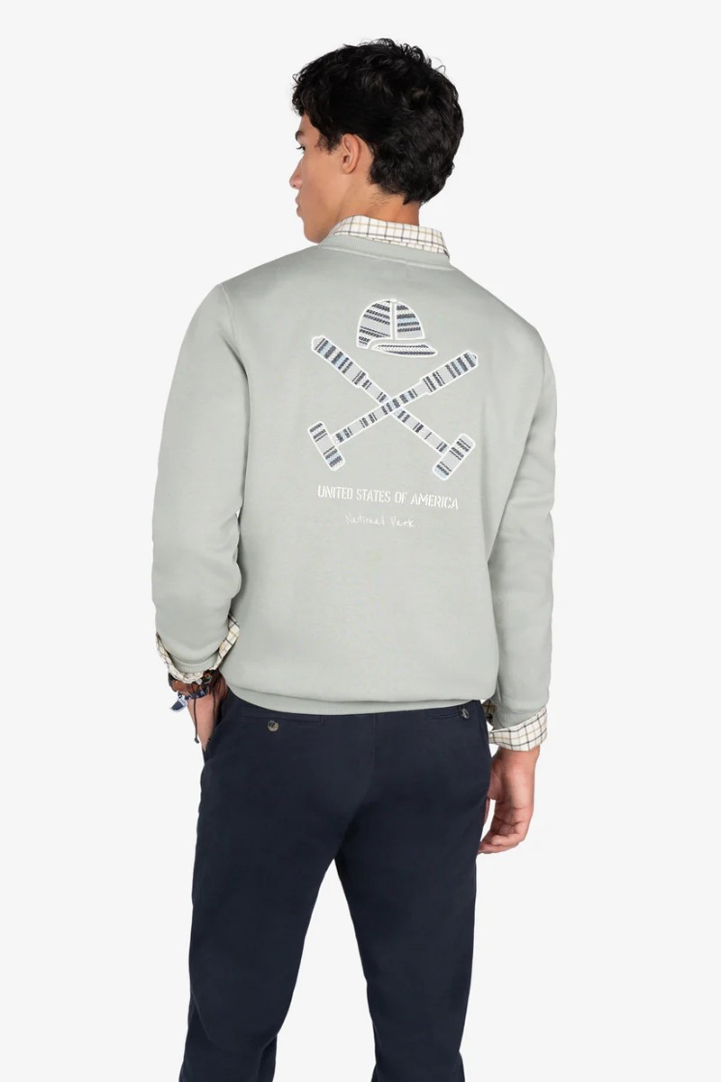  Sudadera con estética outdoor, tejido mixto cómodo y acabado utilitario con detalles técnicos estilizados. 