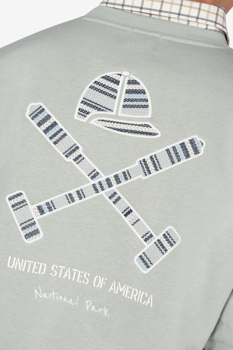  Sudadera con estética outdoor, tejido mixto cómodo y acabado utilitario con detalles técnicos estilizados. 