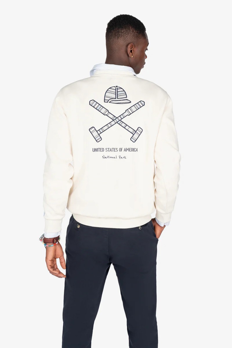  Sudadera con diseño utilitario, tejido mixto y detalles en puños y bajo con punto trenzado que aportan carácter. 