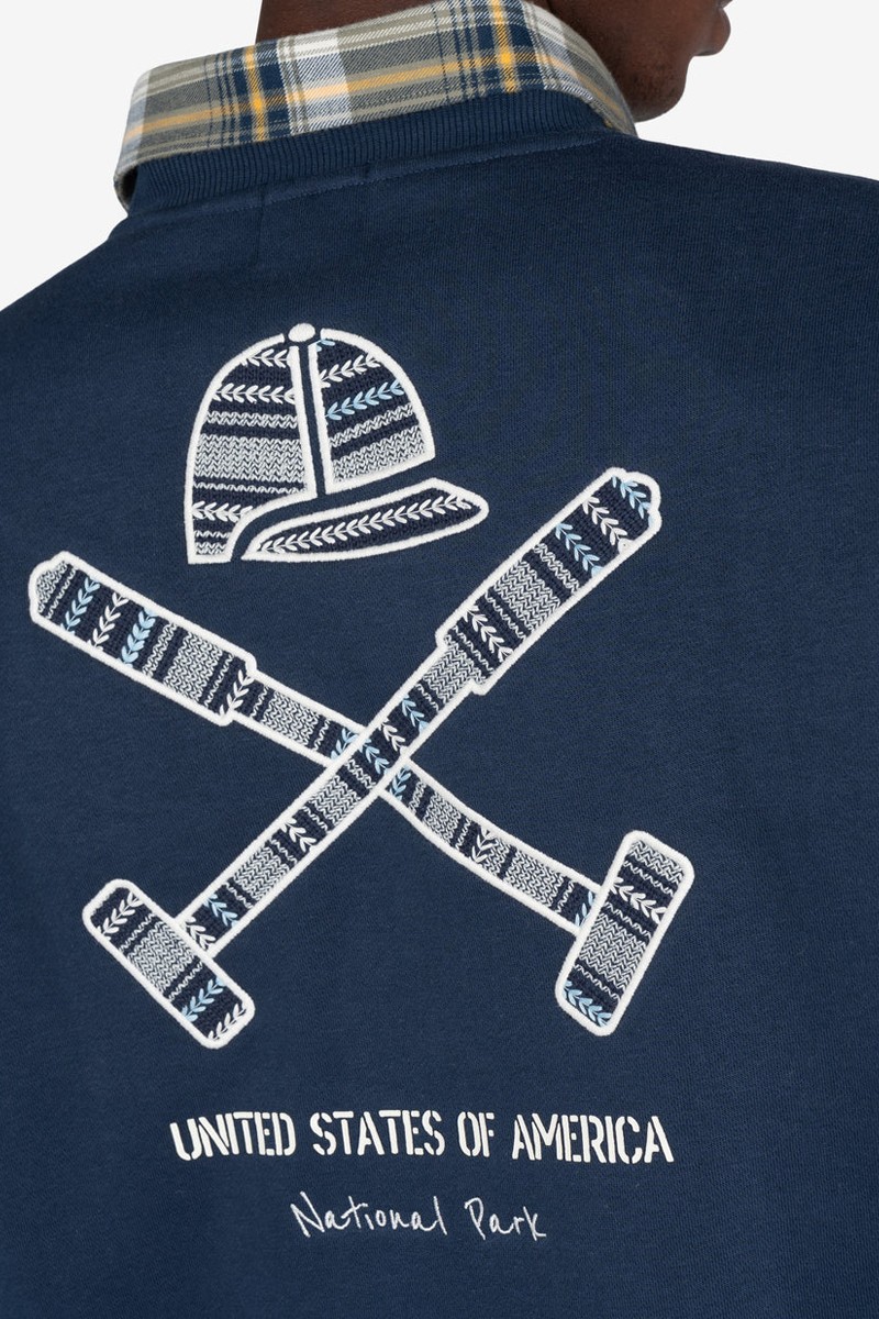  Sudadera con diseño utilitario, tejido mixto y detalles en contraste. Ideal para sumar carácter a tu look casual. 