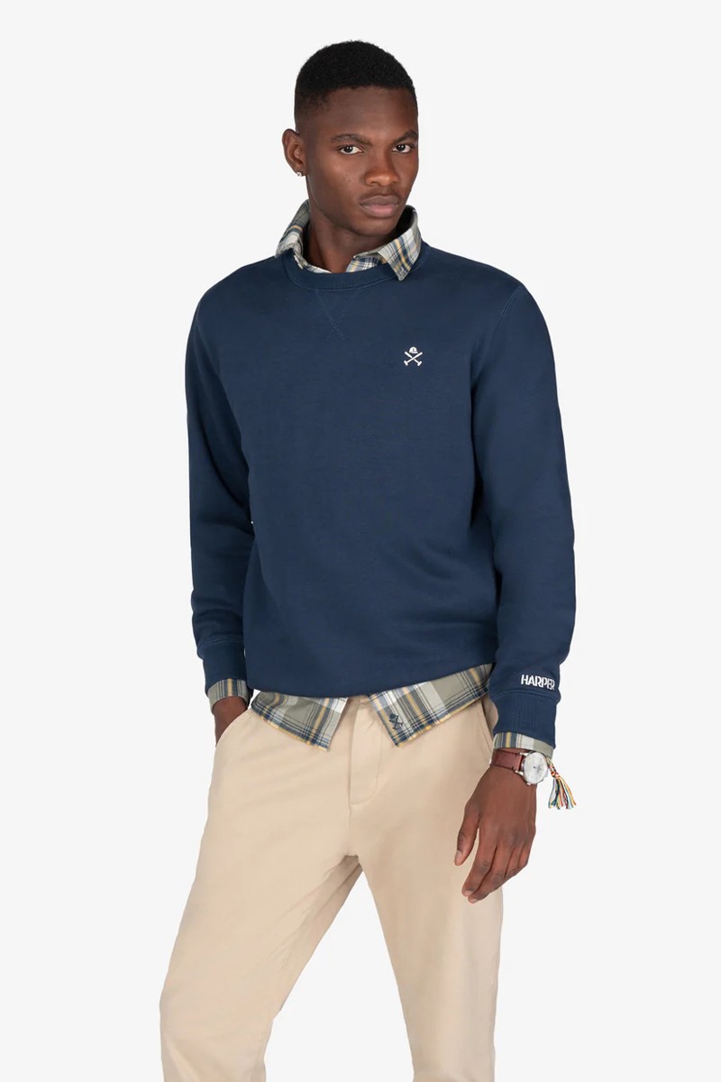  Sudadera con diseño utilitario, tejido mixto y detalles en contraste. Ideal para sumar carácter a tu look casual. 