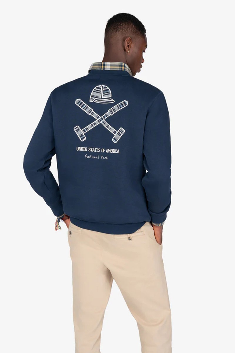  Sudadera con diseño utilitario, tejido mixto y detalles en contraste. Ideal para sumar carácter a tu look casual. 