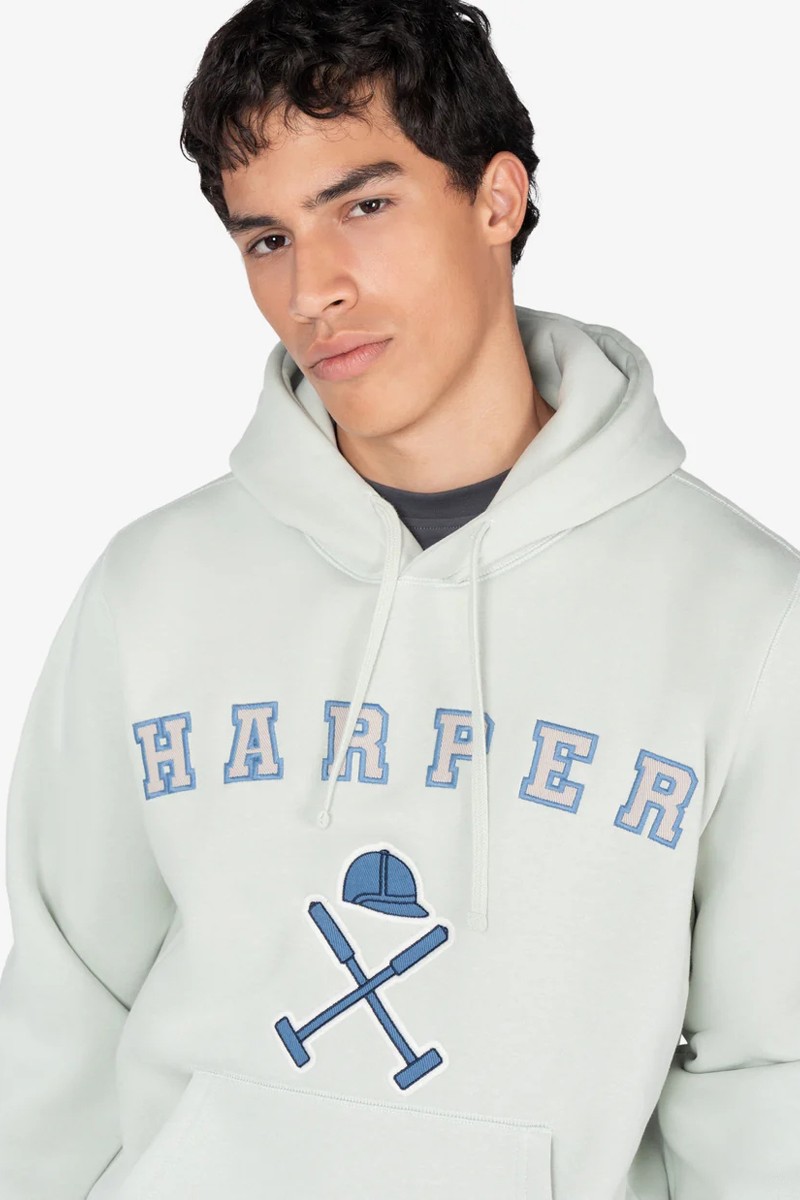 Sudadera con capucha confeccionada en mezcla de algodón y poliéster, con bolsillo canguro y diseño de logo bordado que aporta carácter retro.  2