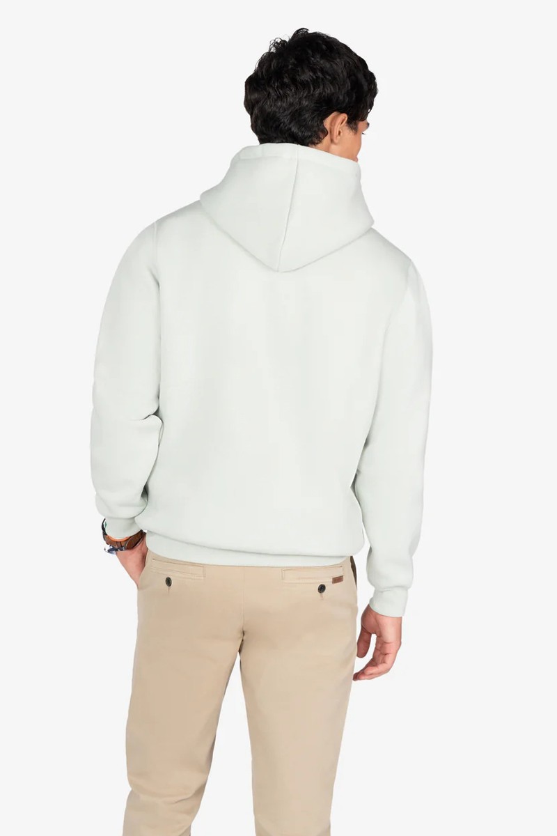  Sudadera con capucha confeccionada en mezcla de algodón y poliéster, con bolsillo canguro y diseño de logo bordado que aporta carácter retro. 