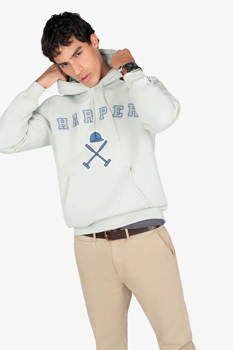  Sudadera con capucha confeccionada en mezcla de algodón y poliéster, con bolsillo canguro y diseño de logo bordado que aporta carácter retro. 