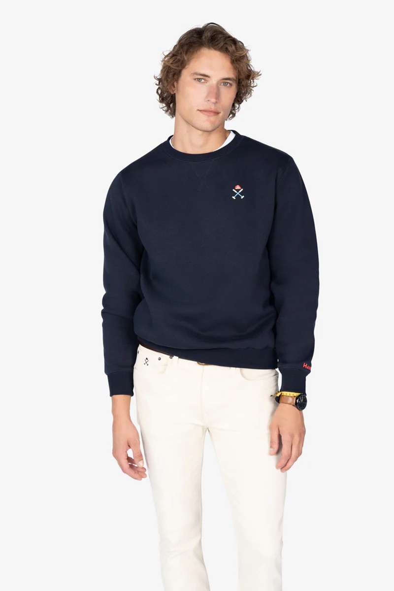 Sudadera de diseño clásico con cuello redondo, acabados acanalados contrastados y bordado frontal minimalista.  2