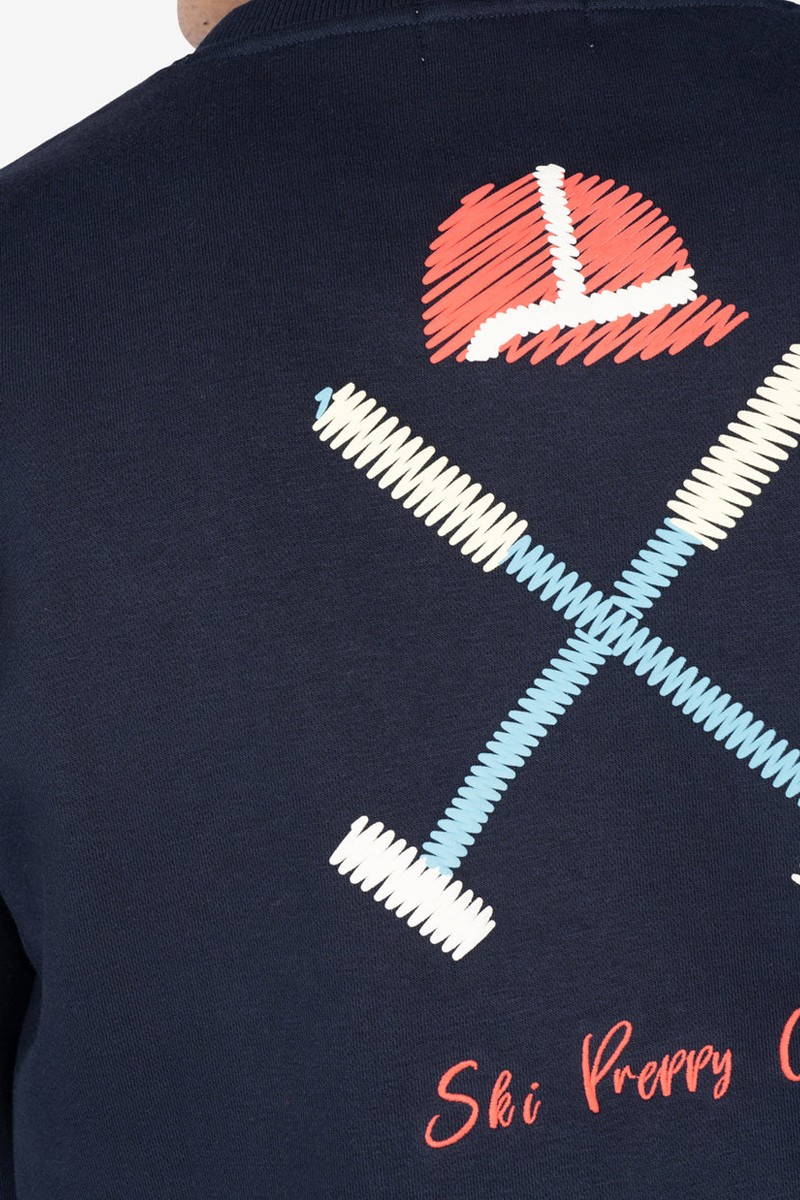  Sudadera de diseño clásico con cuello redondo, acabados acanalados contrastados y bordado frontal minimalista. 