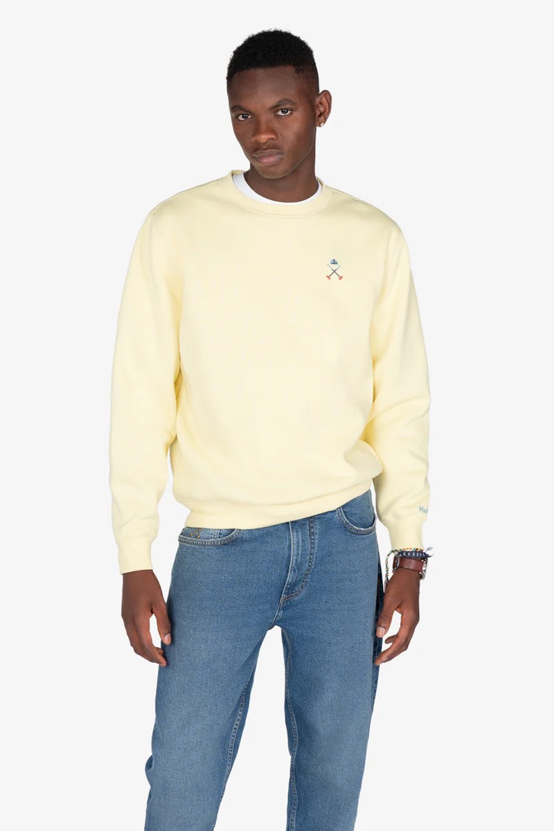  Sudadera de mezcla de algodón con cuello redondo, acabados acanalados en contraste y detalles bordados que le confieren carácter. 