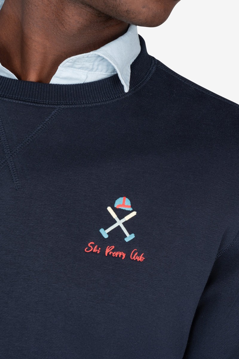  Sudadera de felpa perchada con diseño limpio, remates acanalados en contraste y gráfico trasero inspirado en el estilo alpino. 