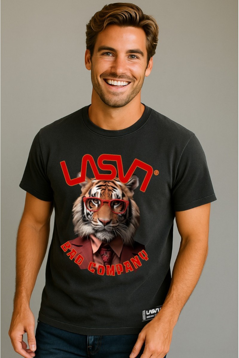 Camiseta en algodón con estética desgastada y estampado frontal “Bad Tiger”, edición limitada numerada y corte moderno.