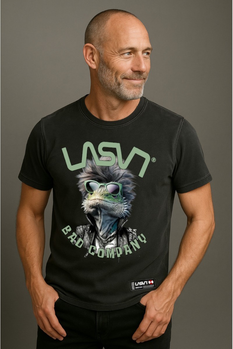 Camiseta en algodón con efecto negro desgastado y estampado frontal “Bad KA”, edición limitada numerada de solo 100 piezas.