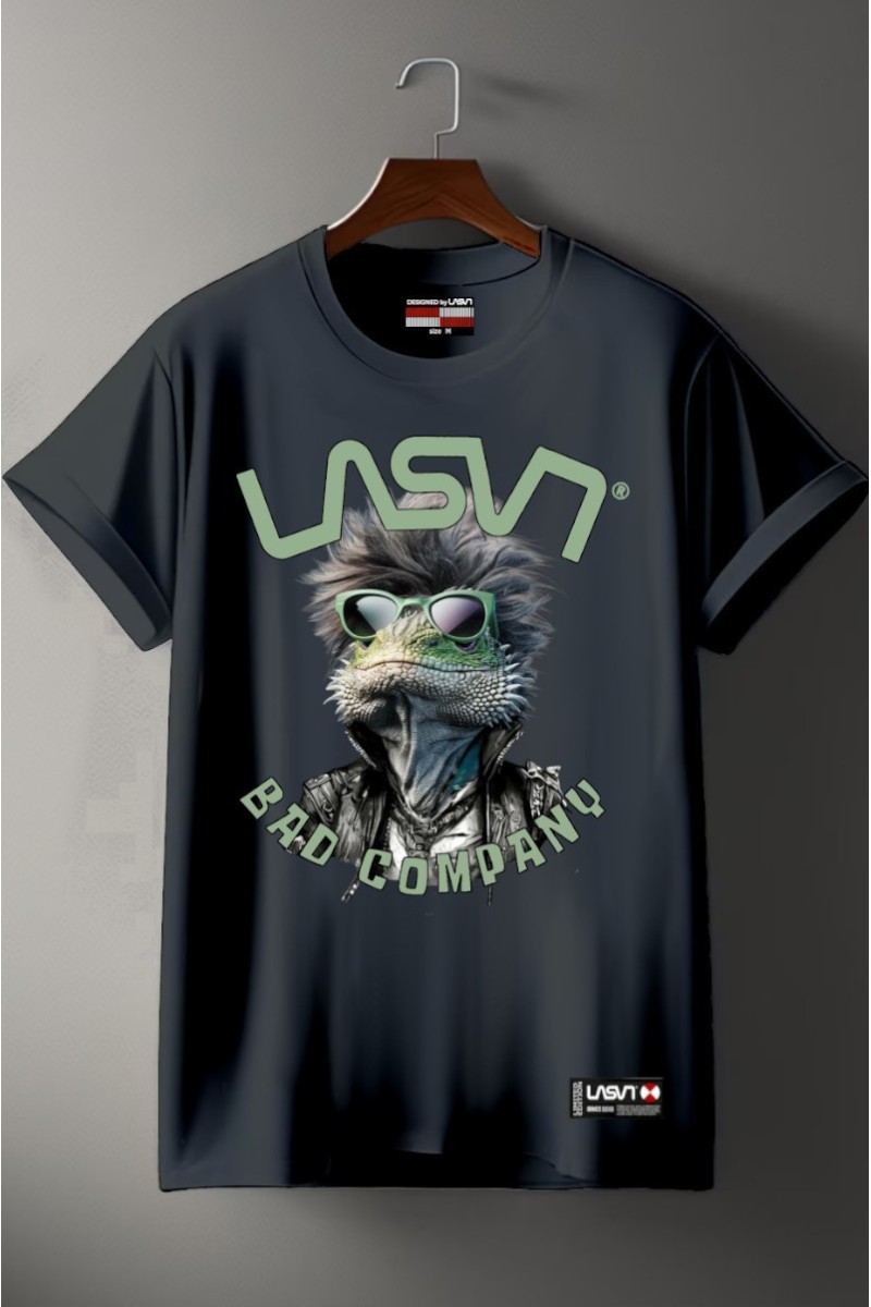 Camiseta en algodón con efecto negro desgastado y estampado frontal “Bad KA”, edición limitada numerada de solo 100 piezas.  2