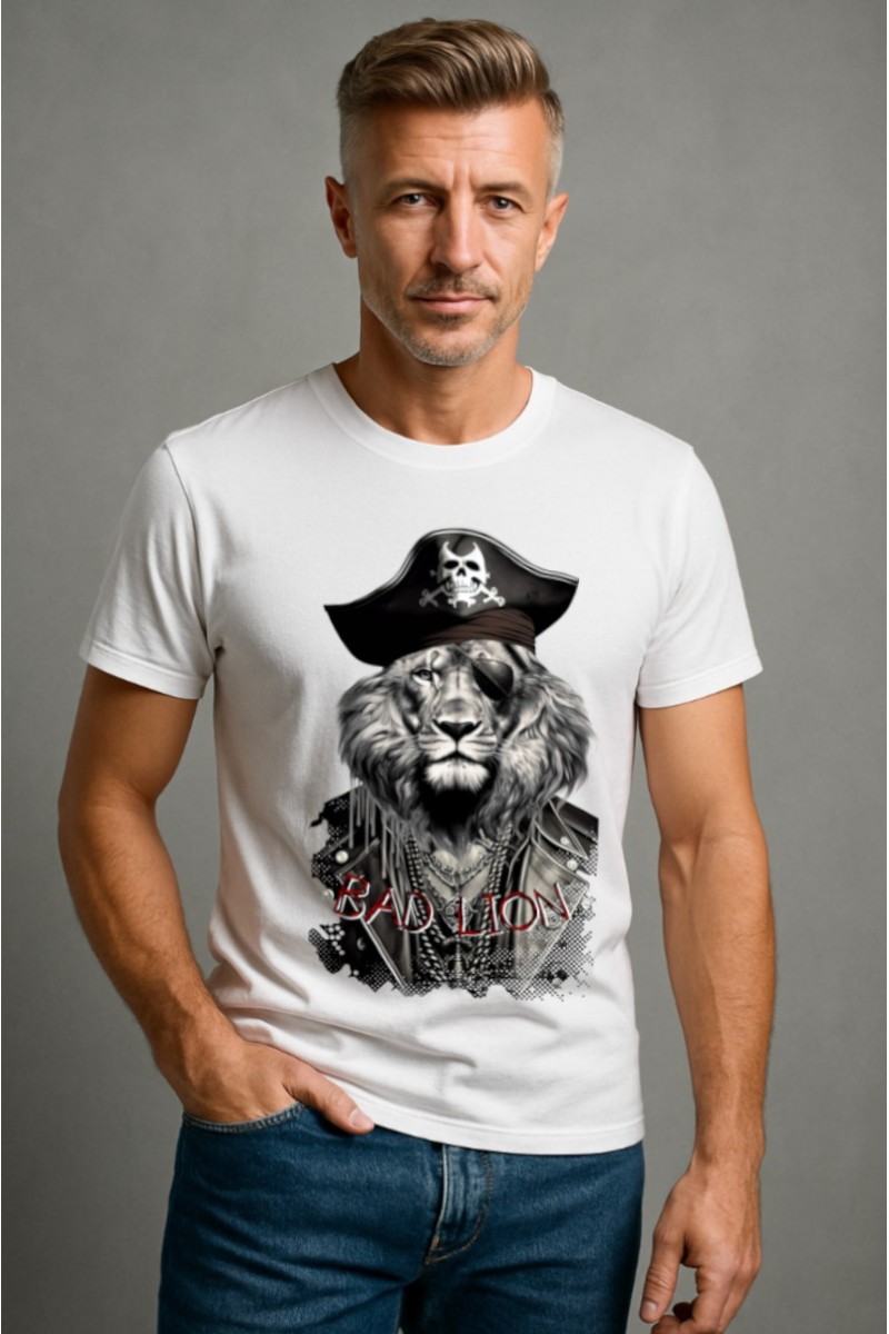 Camiseta en algodón blanco con ilustración frontal de león pirata, edición limitada numerada y corte moderno para uso urbano.