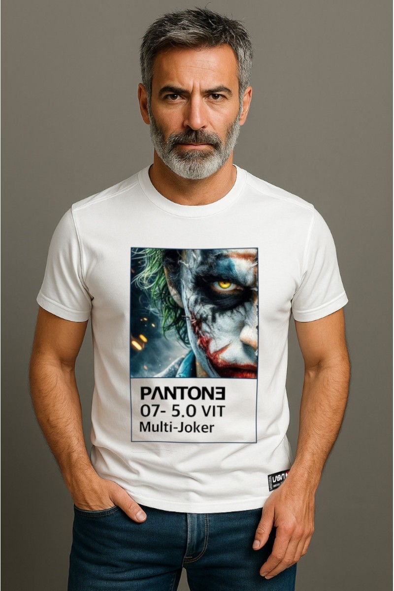 Camiseta blanca con corte regular y espalda más larga (“long back”), algodón de 180 g y edición limitada numerada de 100 unidades.