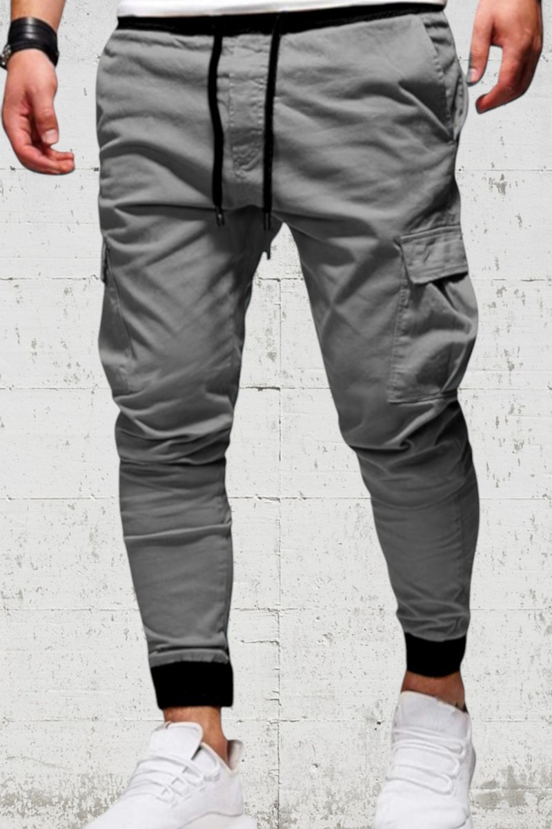  Jogger cargo en tono gris confeccionado en sarga elástica con bolsillos utilitarios, diseño urbano y numeración de edición limitada. 