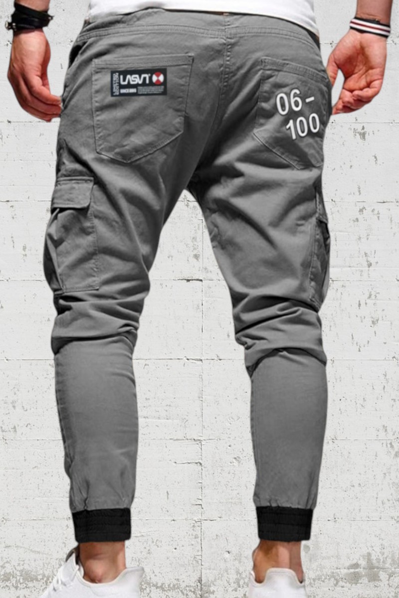  Jogger cargo en tono gris confeccionado en sarga elástica con bolsillos utilitarios, diseño urbano y numeración de edición limitada. 