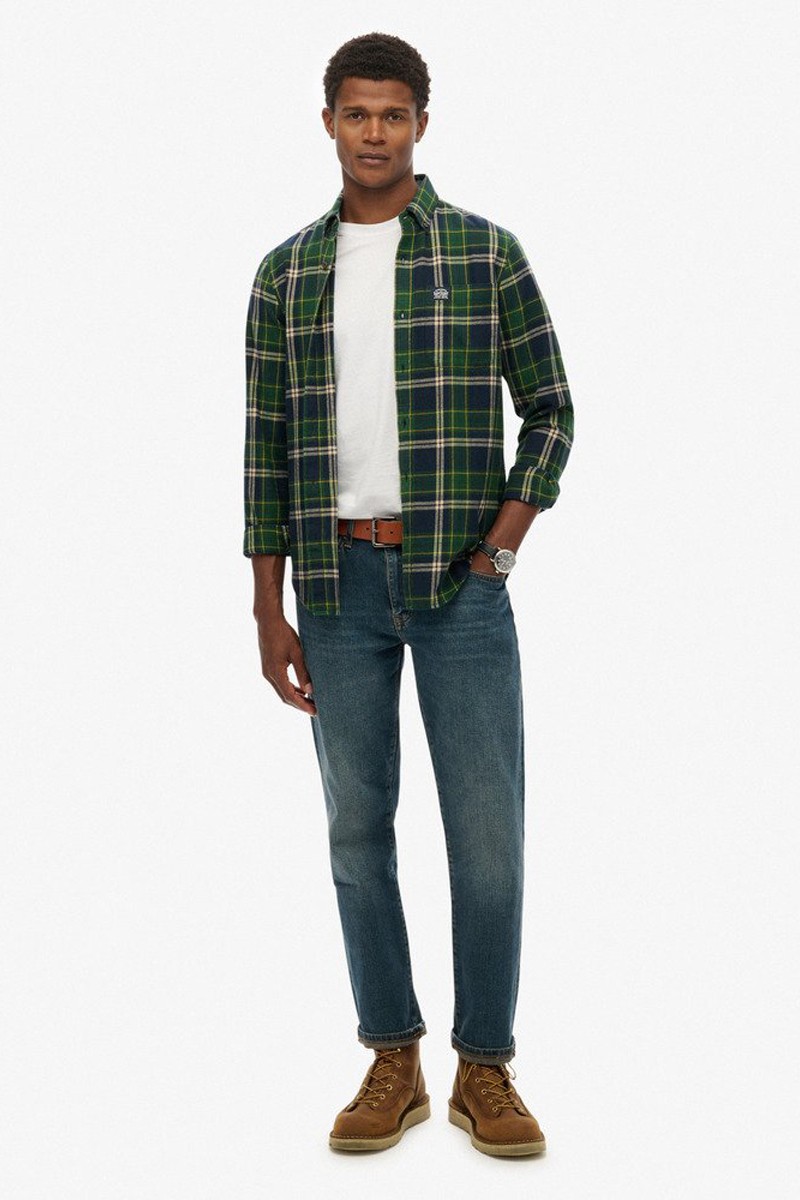  Camisa de cuadros confeccionada en franela fina de algodón, suave al tacto y perfecta para un estilo casual y versátil. 