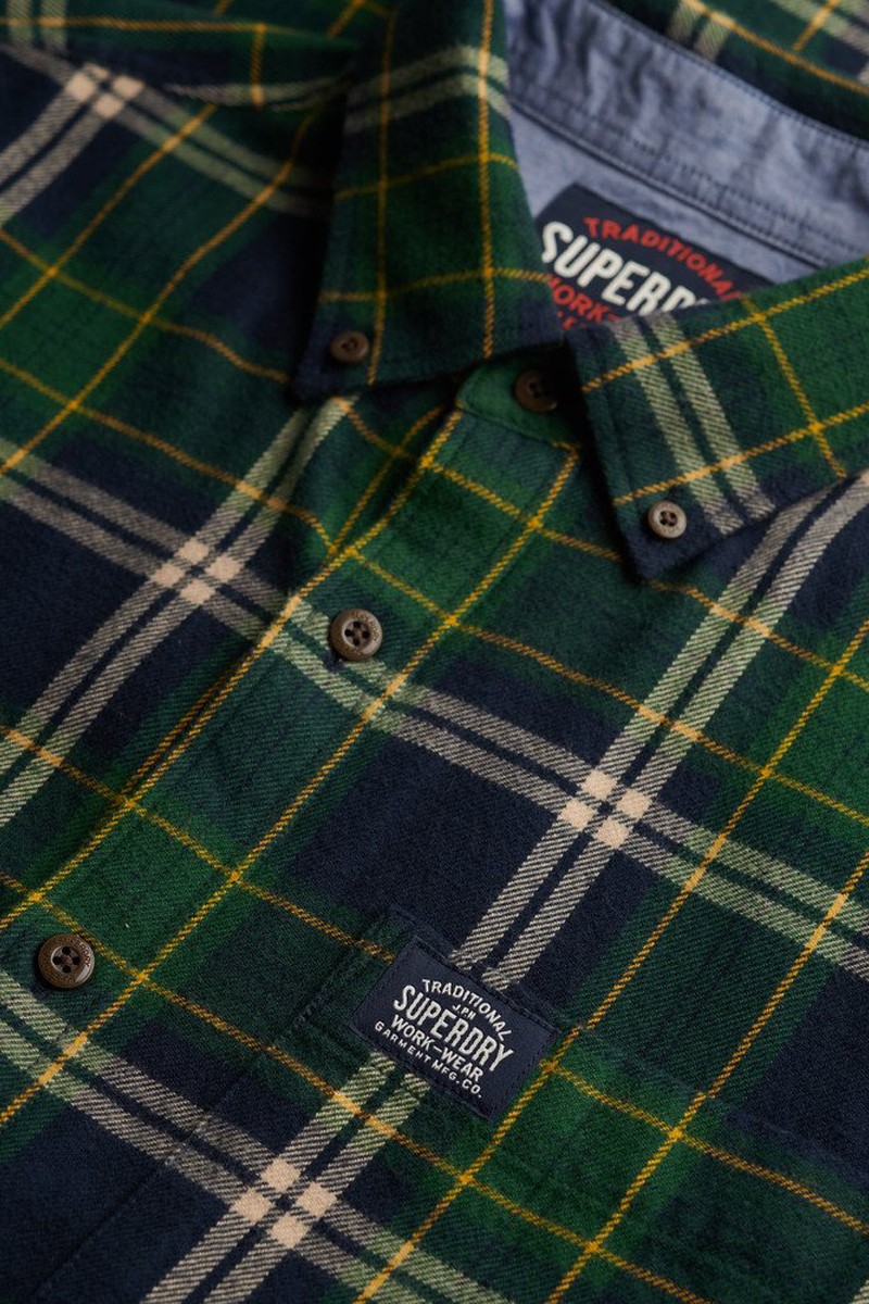 Camisa de cuadros confeccionada en franela fina de algodón, suave al tacto y perfecta para un estilo casual y versátil.  2