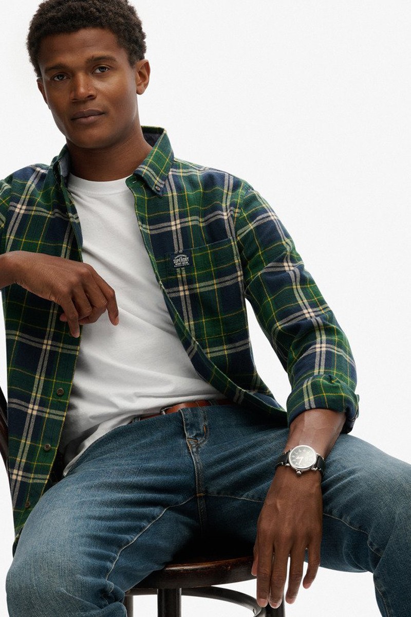  Camisa de cuadros confeccionada en franela fina de algodón, suave al tacto y perfecta para un estilo casual y versátil. 