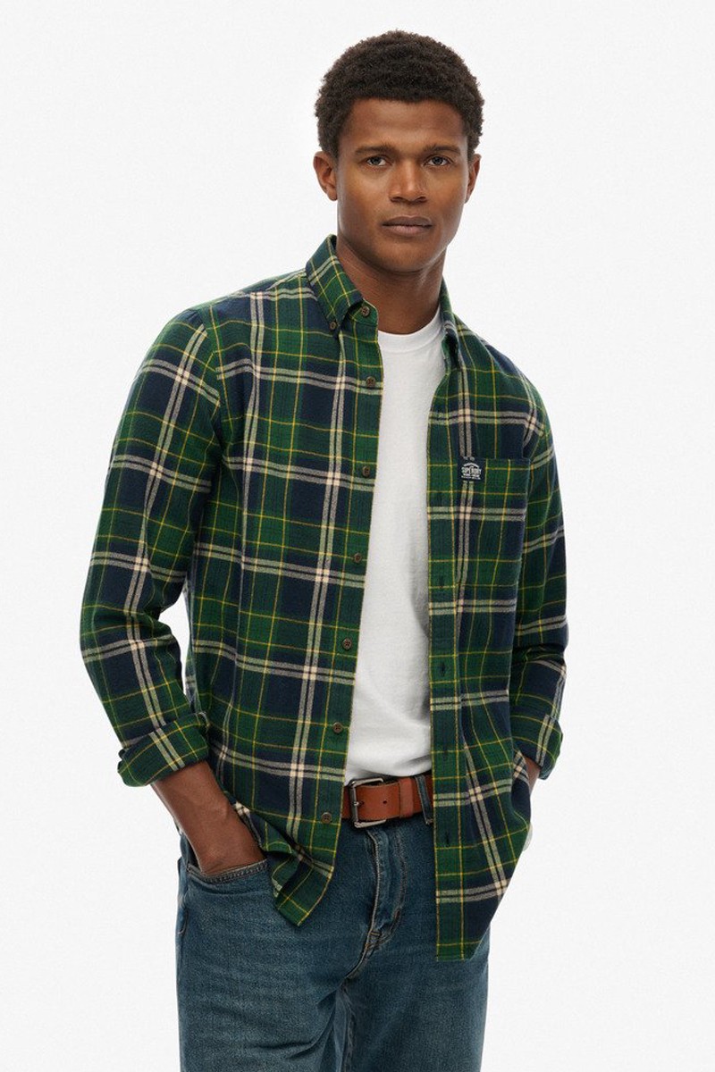  Camisa de cuadros confeccionada en franela fina de algodón, suave al tacto y perfecta para un estilo casual y versátil. 