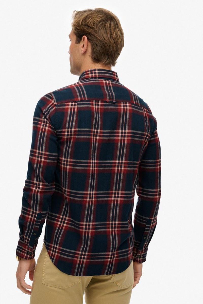  Camisa de cuadros confeccionada en franela fina de algodón, suave al tacto y perfecta para un estilo casual y versátil. 