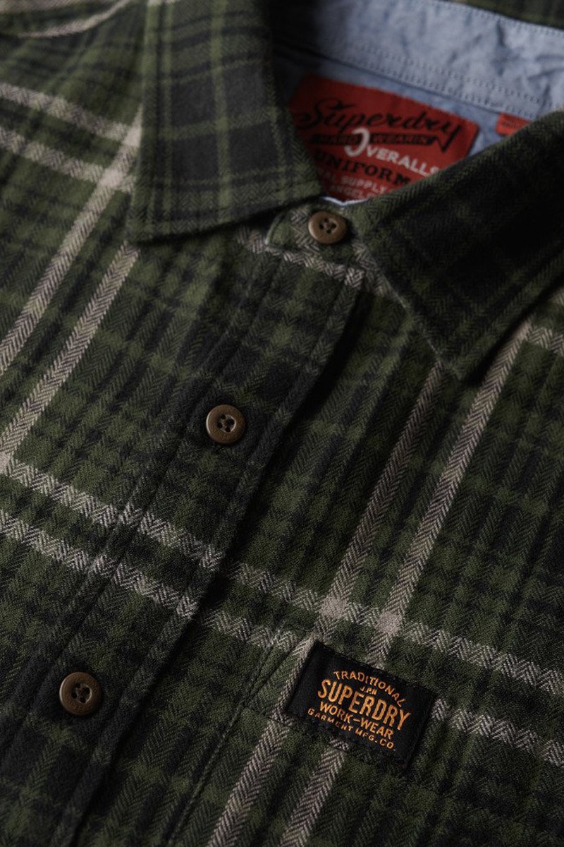 Camisa de cuadros confeccionada en franela fina de algodón, suave al tacto y perfecta para un estilo casual y versátil.  2