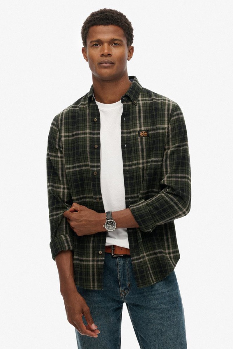 Camisa de cuadros confeccionada en franela fina de algodón, suave al tacto y perfecta para un estilo casual y versátil.
