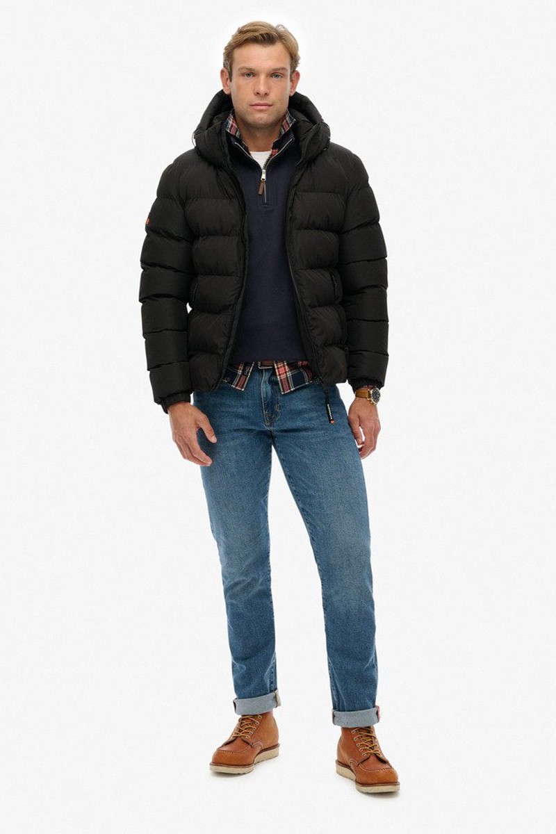  Chaqueta acolchada con capucha y diseño deportivo, perfecta para el frío gracias a su aislamiento ligero y su estilo urbano.  2