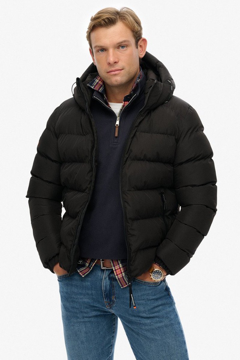  Chaqueta acolchada con capucha y diseño deportivo, perfecta para el frío gracias a su aislamiento ligero y su estilo urbano. 