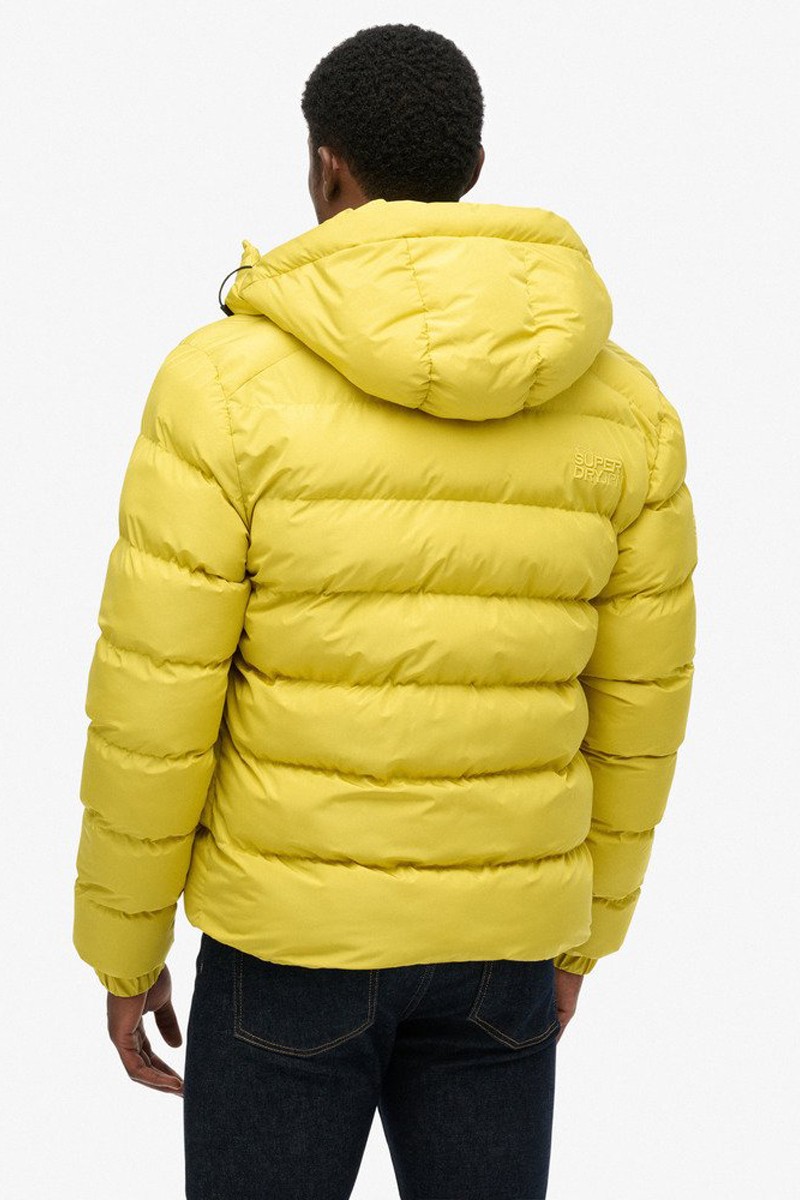  Chaqueta acolchada con capucha y diseño deportivo, perfecta para el frío gracias a su aislamiento ligero y su estilo urbano. 