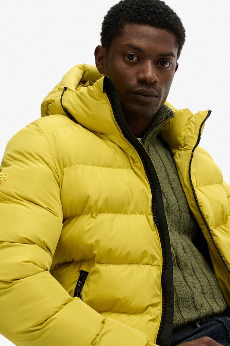  Chaqueta acolchada con capucha y diseño deportivo, perfecta para el frío gracias a su aislamiento ligero y su estilo urbano. 