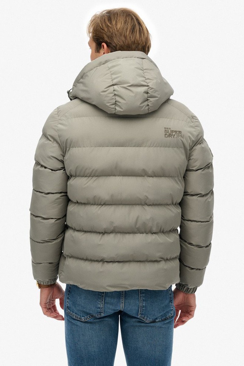  Chaqueta acolchada con capucha y diseño deportivo, perfecta para el frío gracias a su aislamiento ligero y su estilo urbano. 