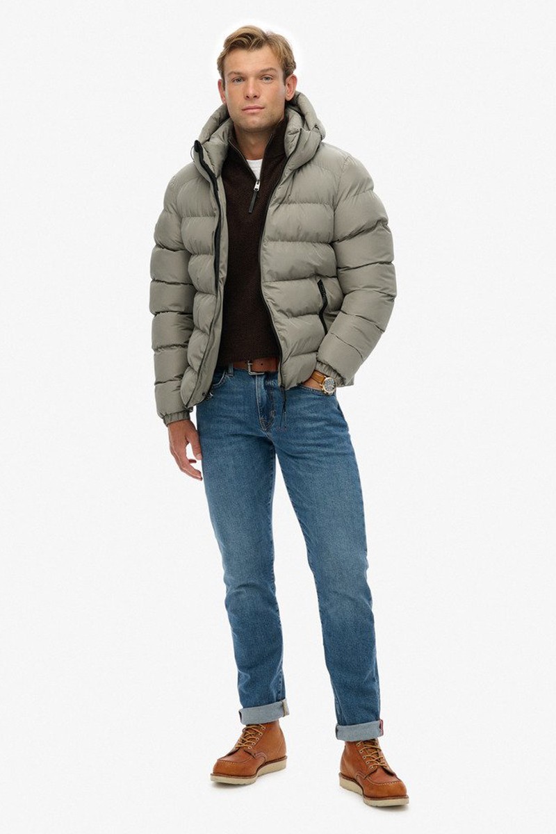  Chaqueta acolchada con capucha y diseño deportivo, perfecta para el frío gracias a su aislamiento ligero y su estilo urbano. 