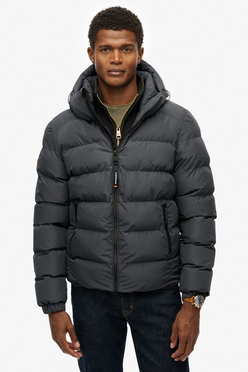  Chaqueta acolchada con capucha y diseño deportivo, perfecta para el frío gracias a su aislamiento ligero y su estilo urbano. 