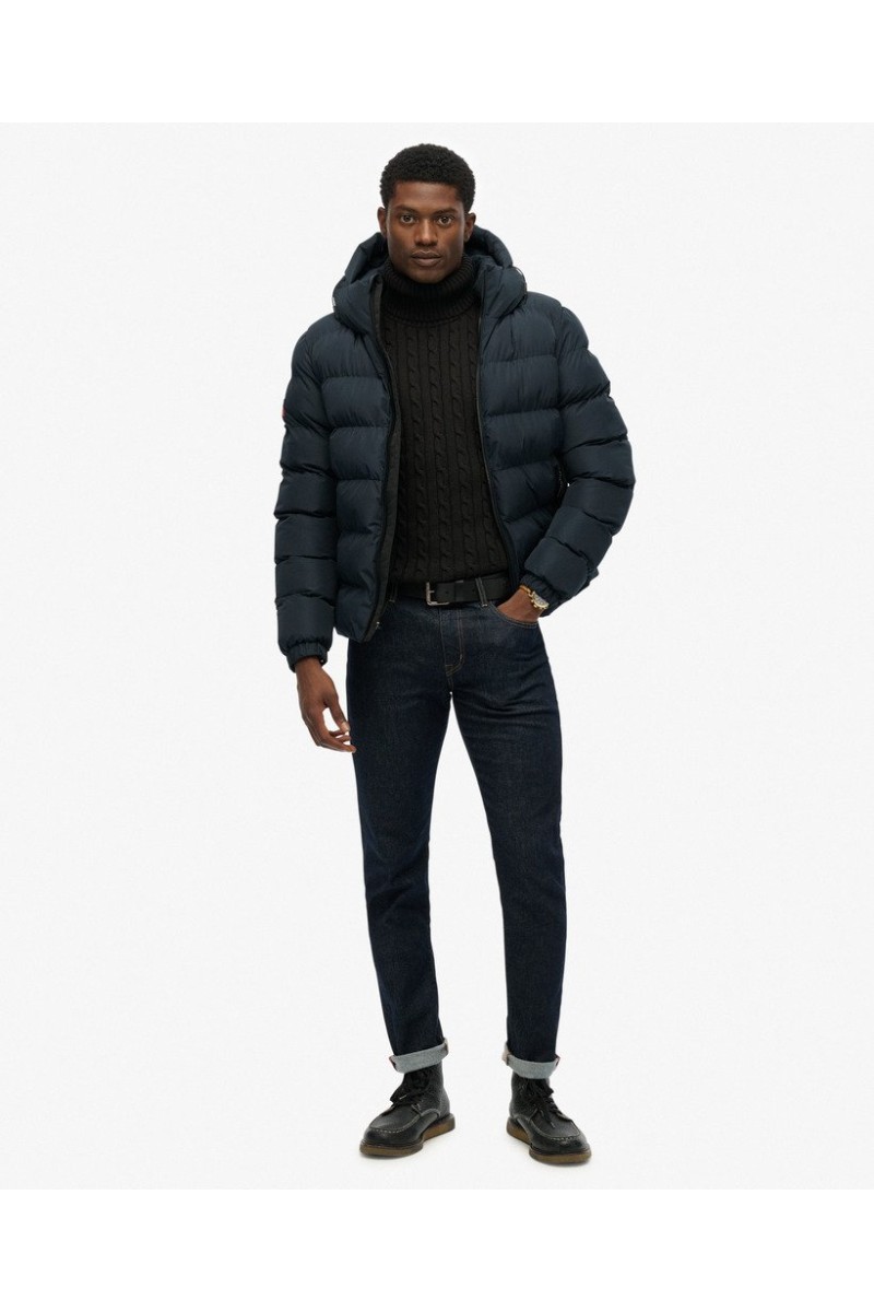  Chaqueta acolchada con capucha y diseño deportivo, perfecta para el frío gracias a su aislamiento ligero y su estilo urbano.  2