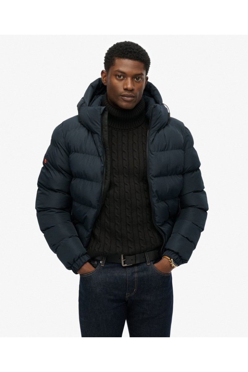  Chaqueta acolchada con capucha y diseño deportivo, perfecta para el frío gracias a su aislamiento ligero y su estilo urbano. 