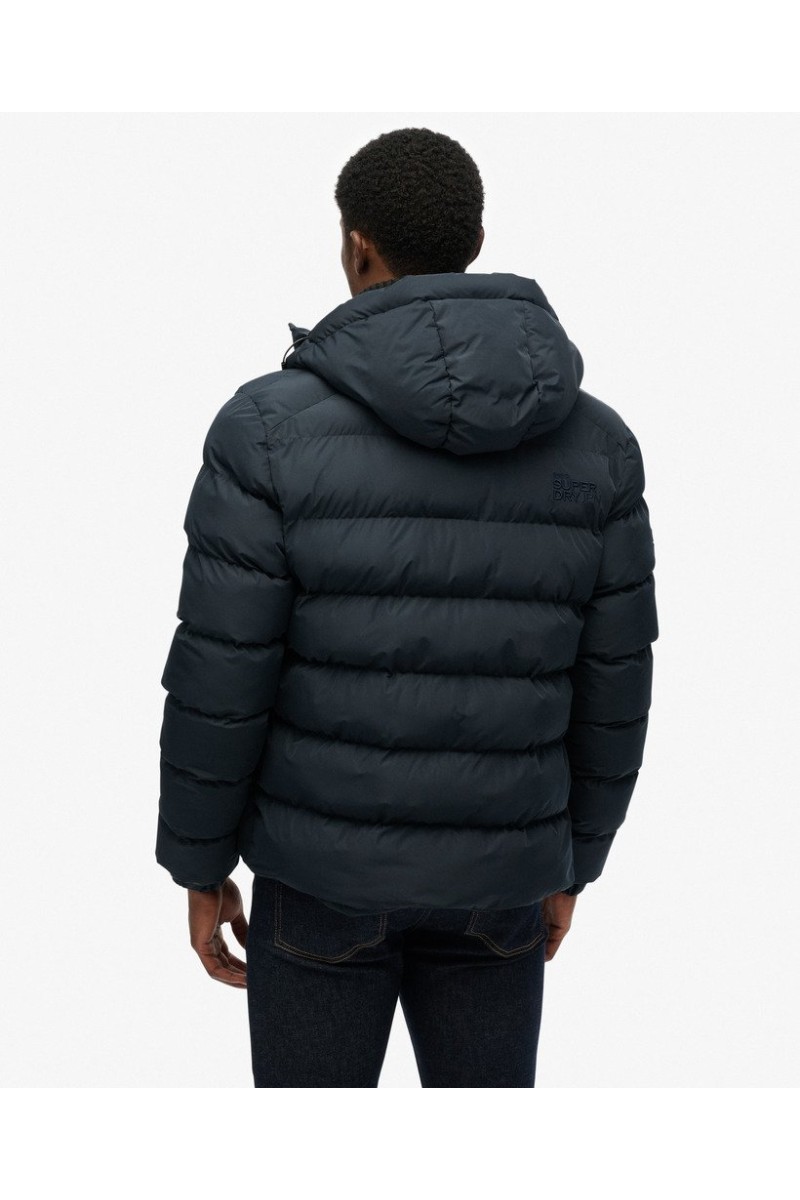  Chaqueta acolchada con capucha y diseño deportivo, perfecta para el frío gracias a su aislamiento ligero y su estilo urbano. 