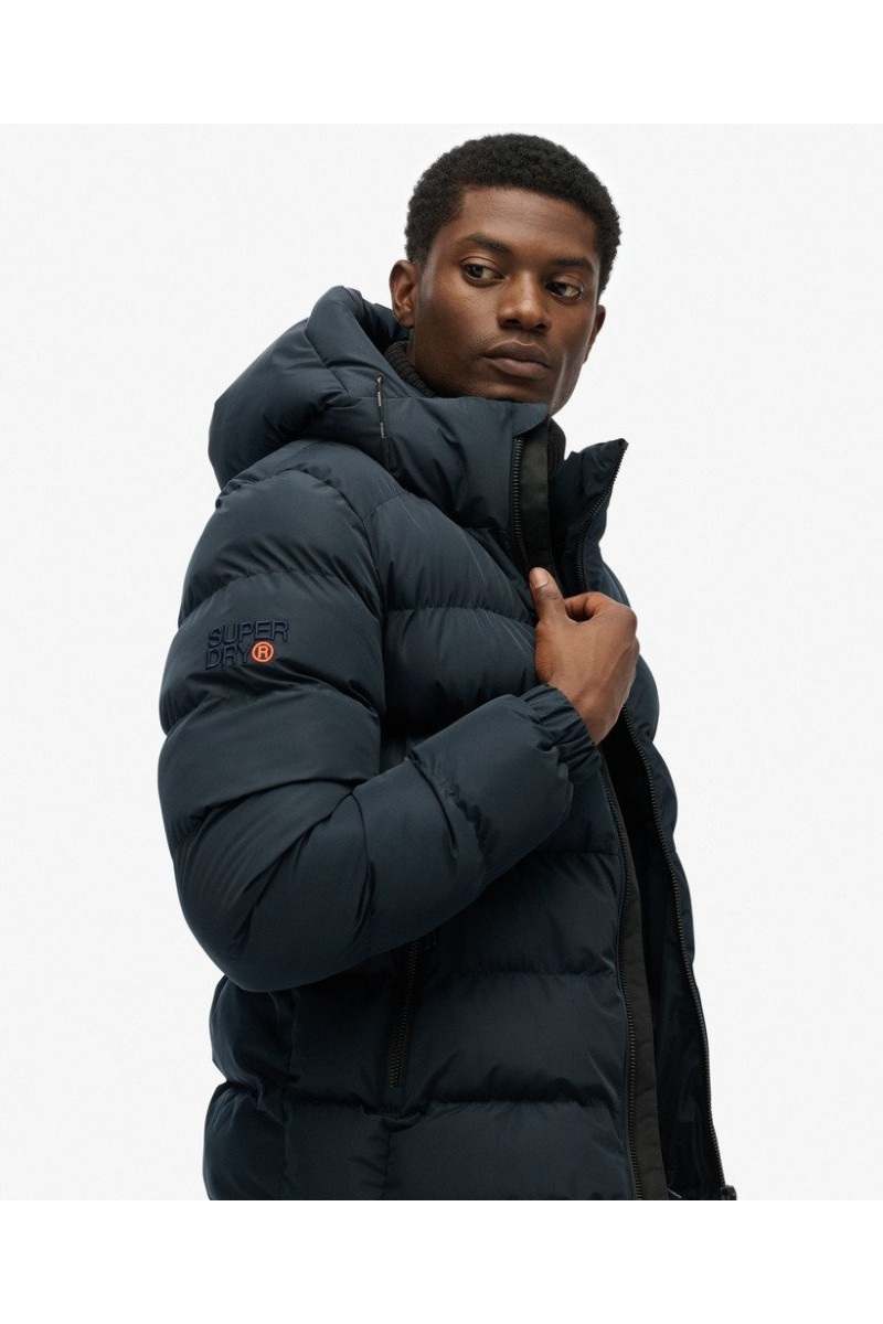  Chaqueta acolchada con capucha y diseño deportivo, perfecta para el frío gracias a su aislamiento ligero y su estilo urbano. 