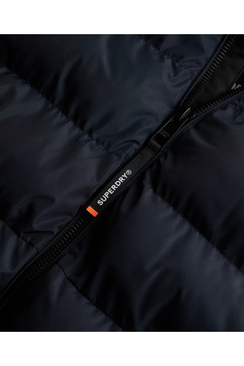  Chaqueta acolchada con capucha y diseño deportivo, perfecta para el frío gracias a su aislamiento ligero y su estilo urbano. 