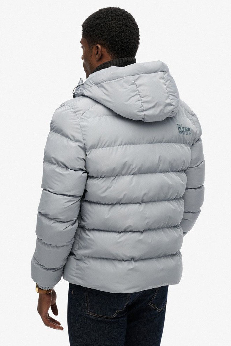  Chaqueta acolchada con capucha y diseño deportivo, perfecta para el frío gracias a su aislamiento ligero y su estilo urbano. 