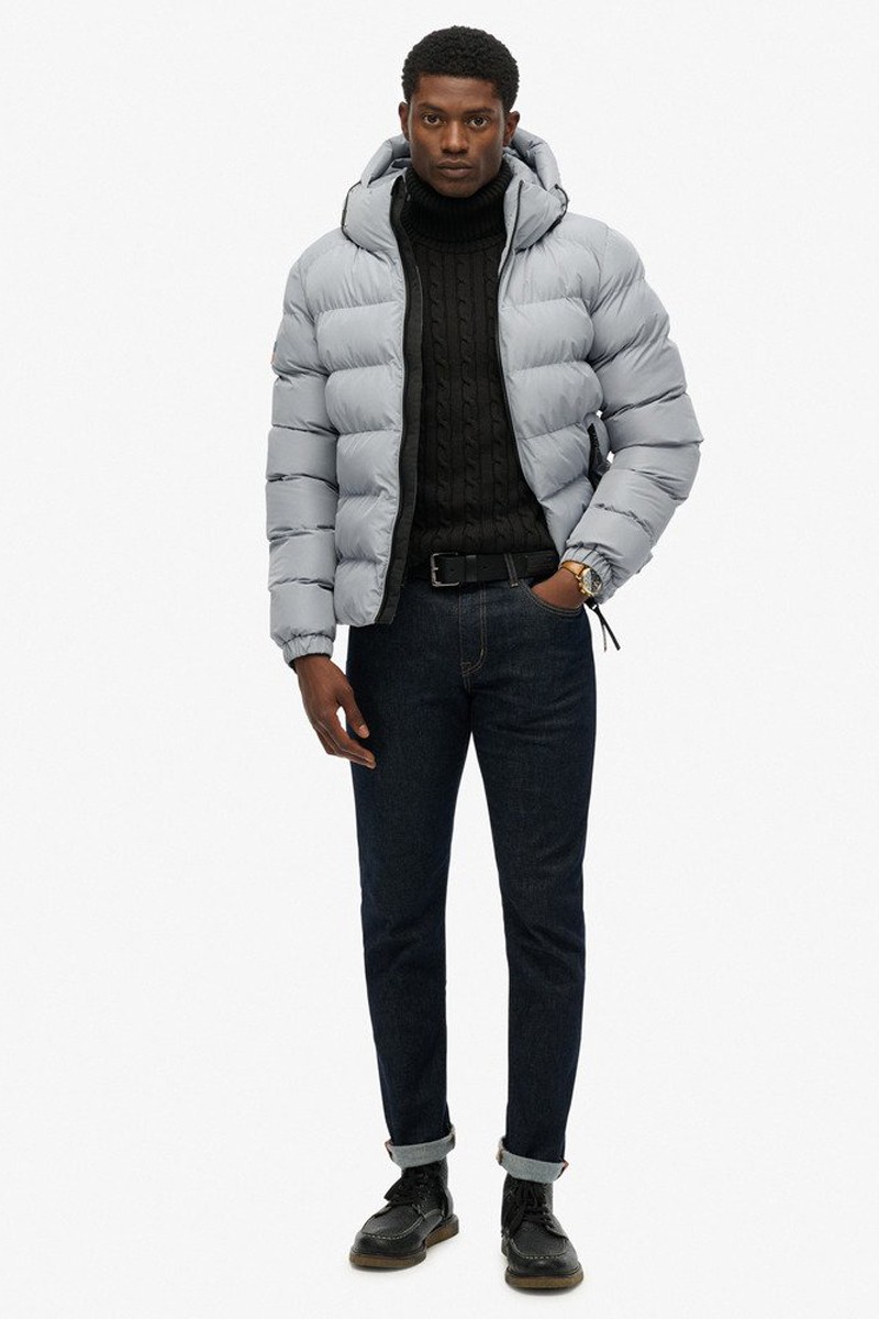  Chaqueta acolchada con capucha y diseño deportivo, perfecta para el frío gracias a su aislamiento ligero y su estilo urbano. 