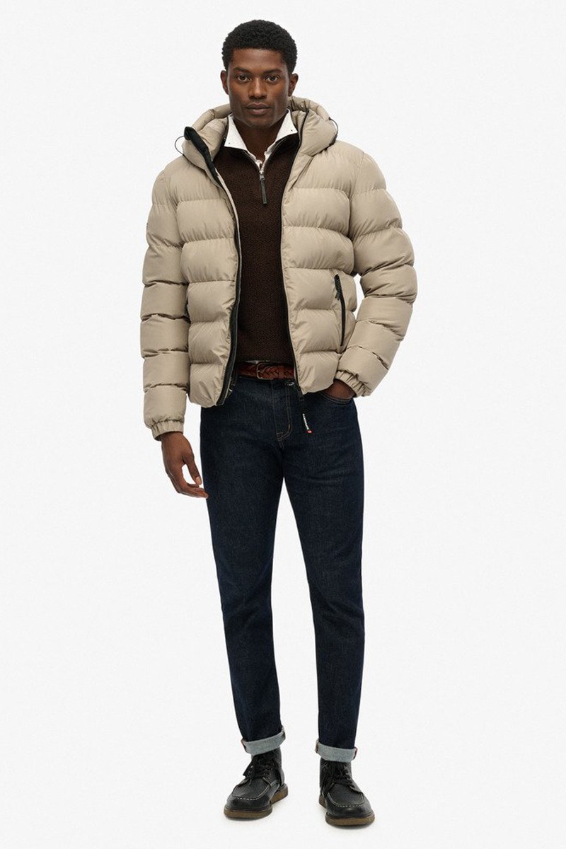  Chaqueta acolchada con capucha y diseño deportivo, perfecta para el frío gracias a su aislamiento ligero y su estilo urbano. 