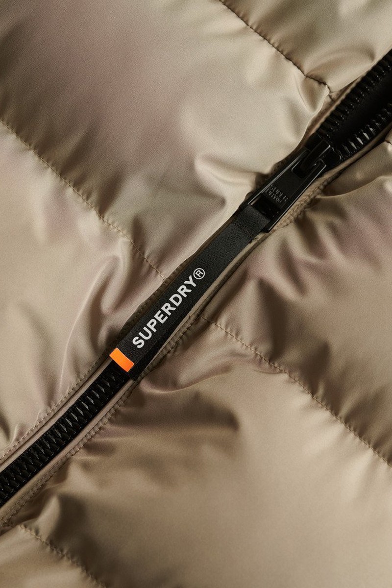  Chaqueta acolchada con capucha y diseño deportivo, perfecta para el frío gracias a su aislamiento ligero y su estilo urbano. 