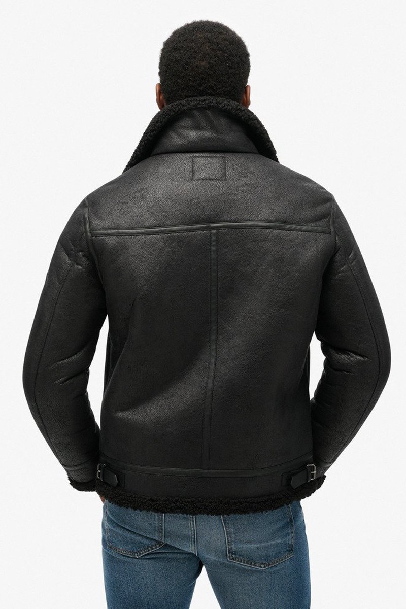  Chaqueta estilo aviador confeccionada en piel vegana con interior de borreguito, ideal para un look moderno y con carácter. 