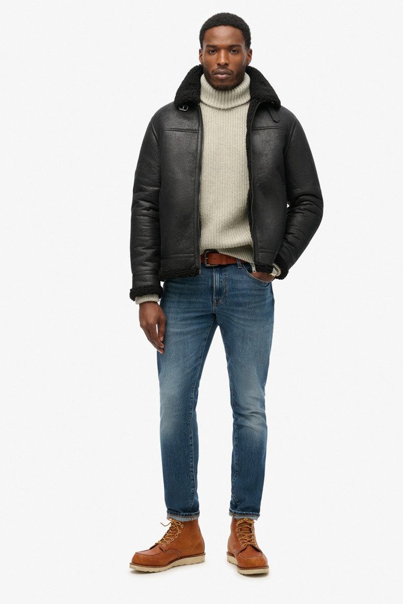  Chaqueta estilo aviador confeccionada en piel vegana con interior de borreguito, ideal para un look moderno y con carácter. 