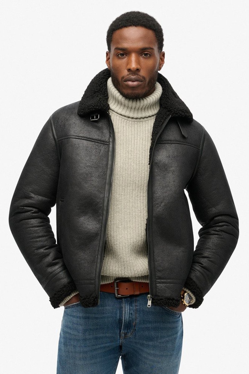  Chaqueta estilo aviador confeccionada en piel vegana con interior de borreguito, ideal para un look moderno y con carácter. 